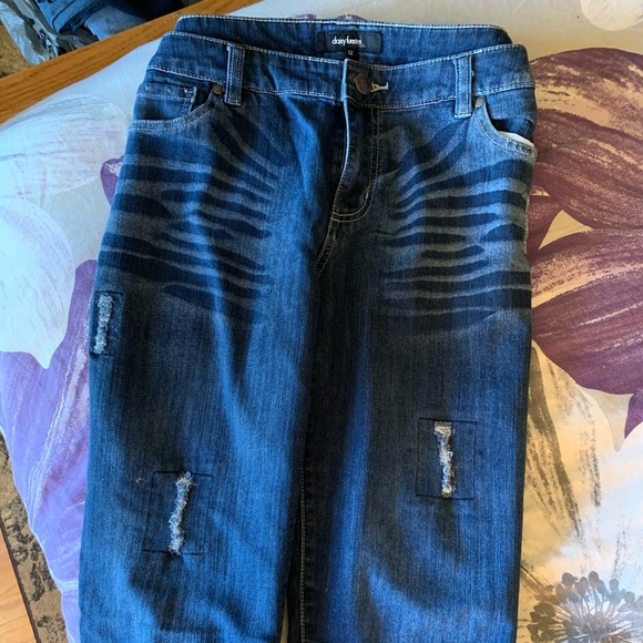 Daisy Fuentes distressed jeans - Picture 4 of 8